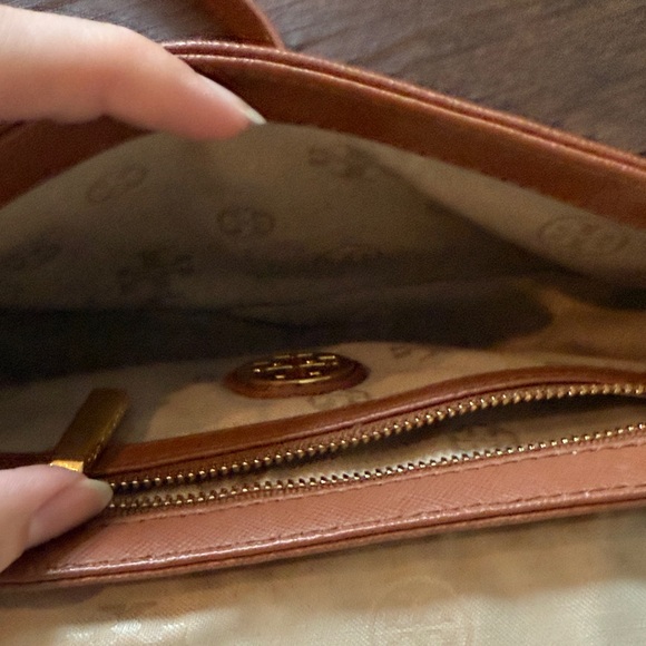 Tory Burch Tan Crossbody Bag with Gold Chain - Picture 7 of 9